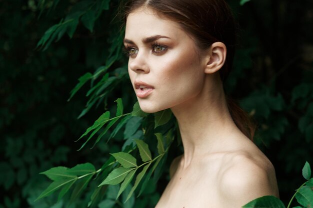 Photo portrait of young woman against plants