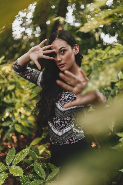 Foto ritratto di una giovane donna contro le piante