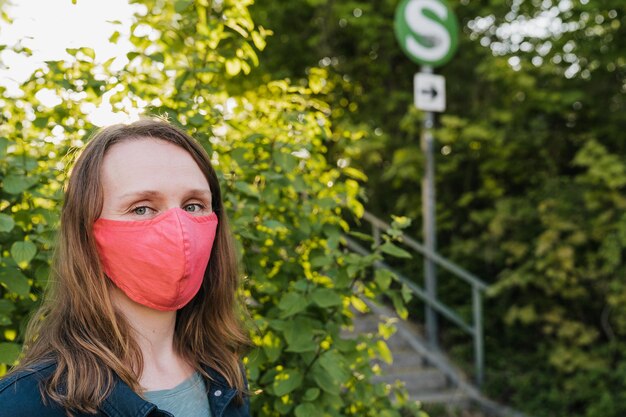 Foto ritratto di una giovane donna contro le piante