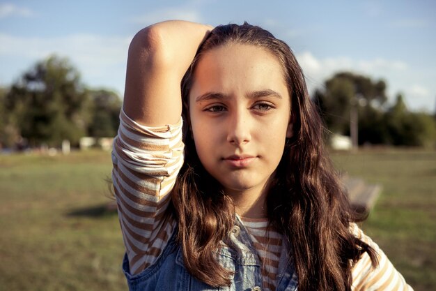 Foto ritratto di una giovane donna contro il cielo