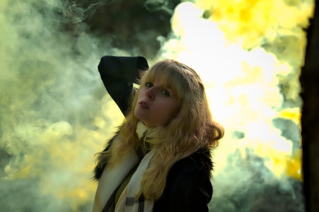 Photo portrait of young woman against smoke