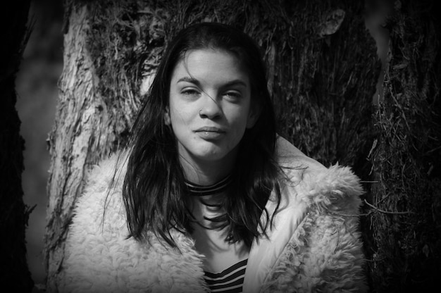 Photo portrait of young woman against tree