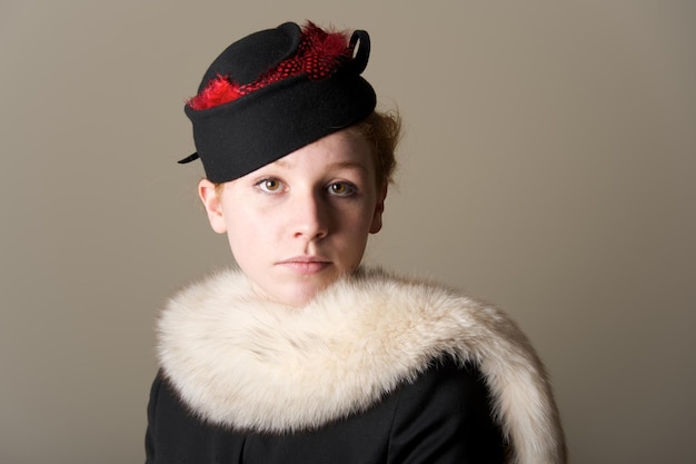 Photo portrait of young woman against wall