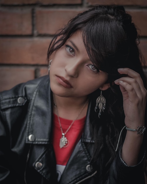 Photo portrait of young woman against wall