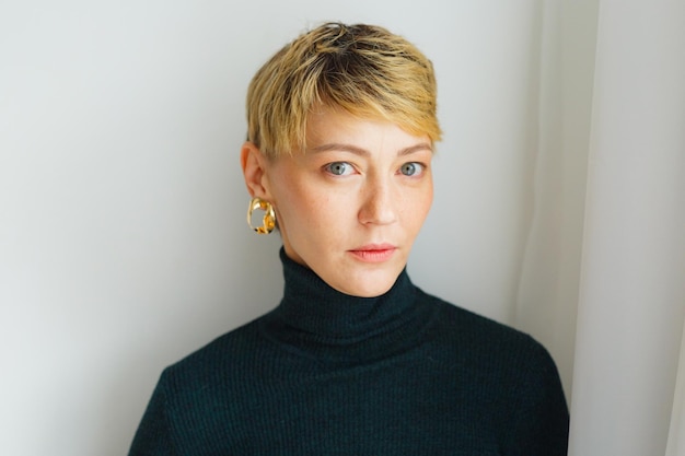 Photo portrait of young woman against wall