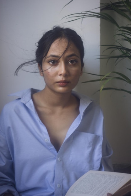 Photo portrait of young woman against wall