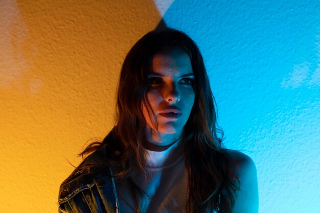 Photo portrait of young woman against wall