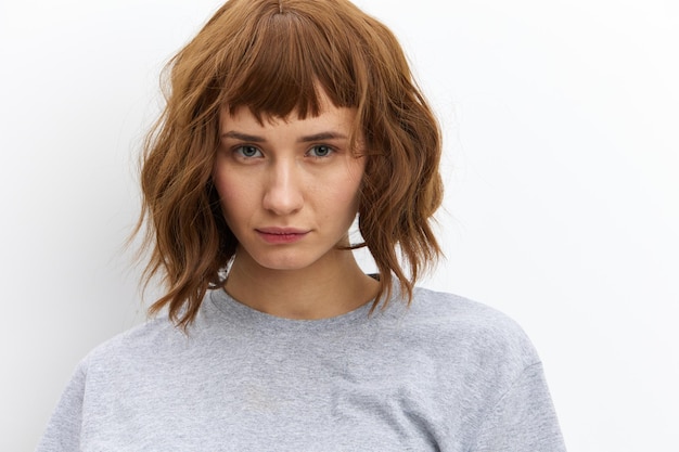 Photo portrait of young woman against white background