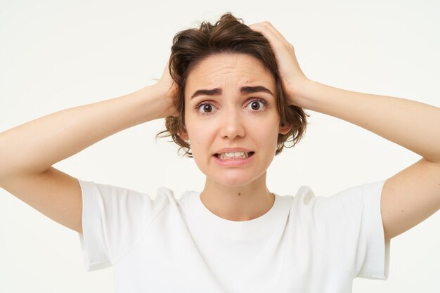 Photo portrait of young woman against white background