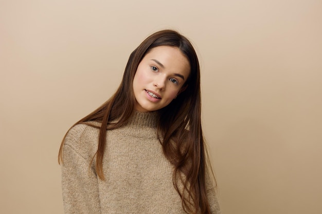 Photo portrait of young woman against white background