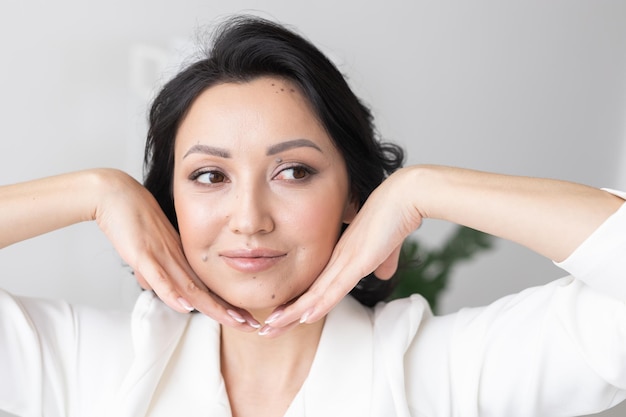 Photo portrait of young woman against white background