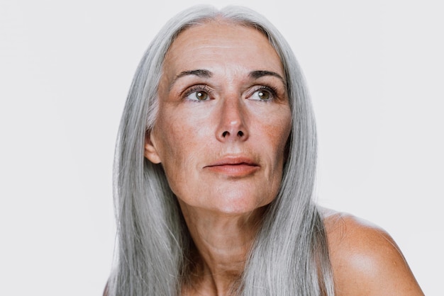 Photo portrait of young woman against white background