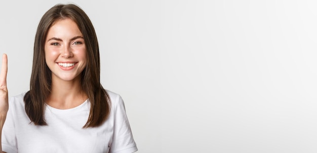 Photo portrait of young woman against white background