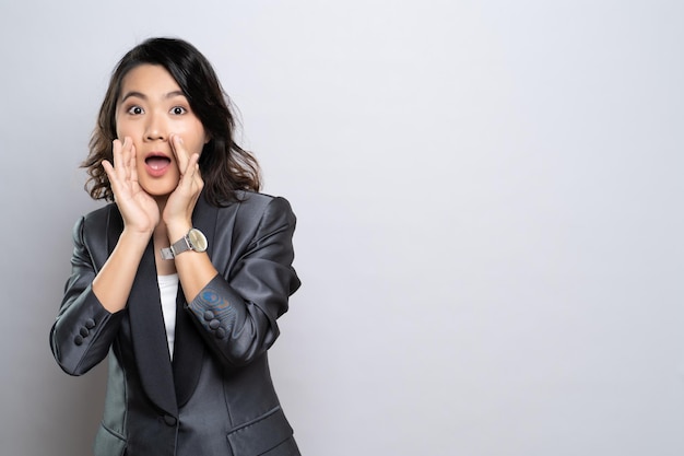白い背景の若い女性の肖像画