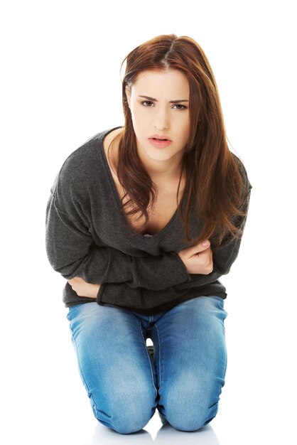 Photo portrait of young woman against white background