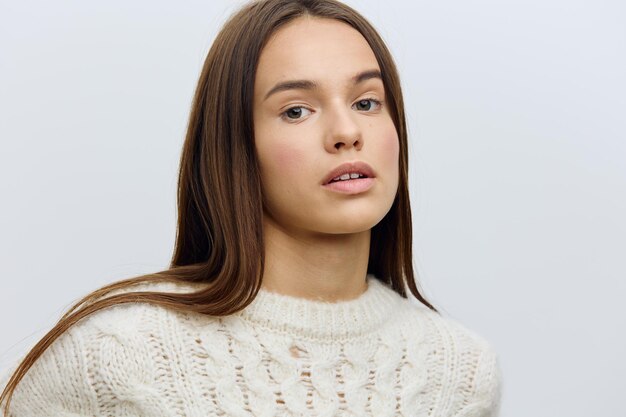 Photo portrait of young woman against white background