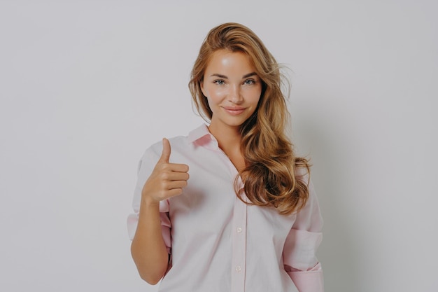 Photo portrait of young woman against white background