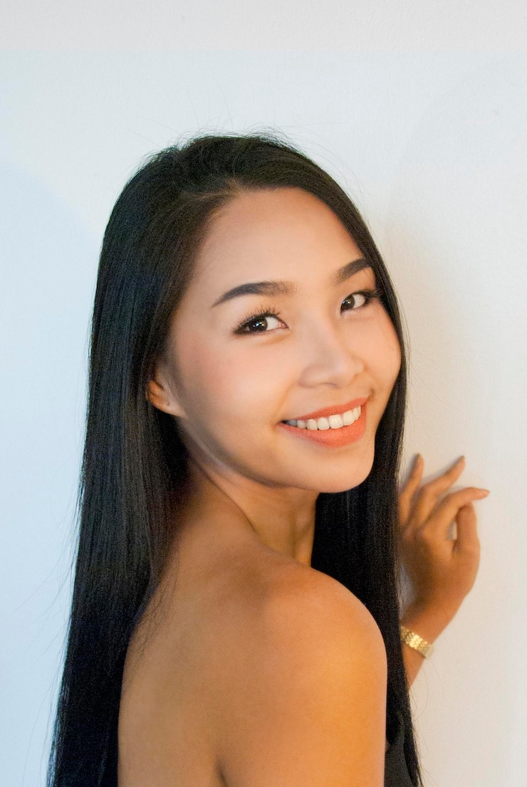 Photo portrait of young woman against white background