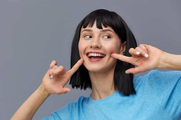 Photo portrait of young woman against white background