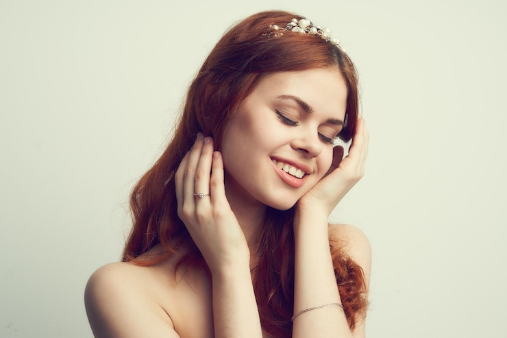 Photo portrait of young woman against white background