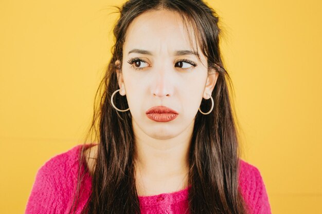 Photo portrait of young woman against yellow background