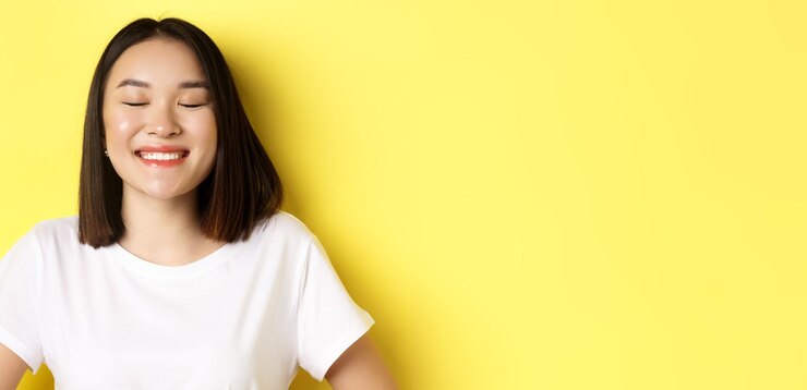 Photo 黃色背景上的年輕女子肖像
