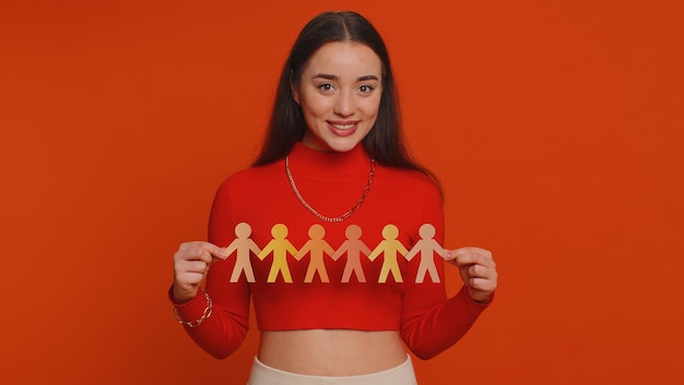 Photo portrait of young woman against yellow background