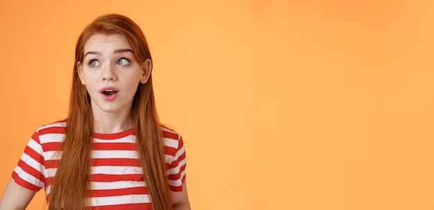 Photo portrait of young woman against yellow background