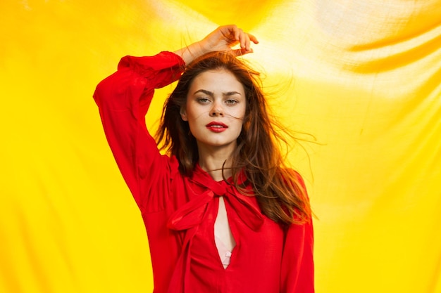 Photo portrait of young woman against yellow background