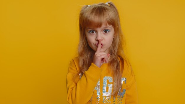 Photo portrait of young woman against yellow background