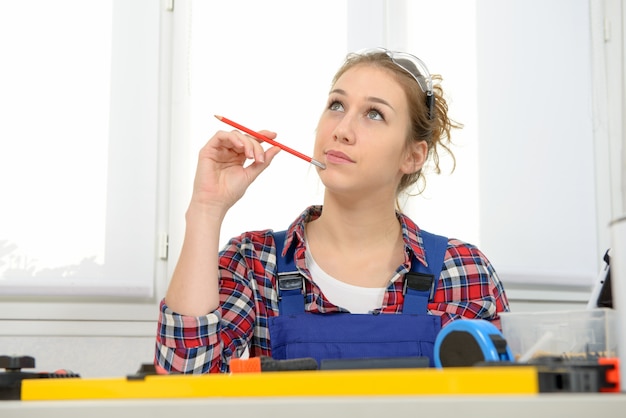 若い女性見習い大工の肖像画