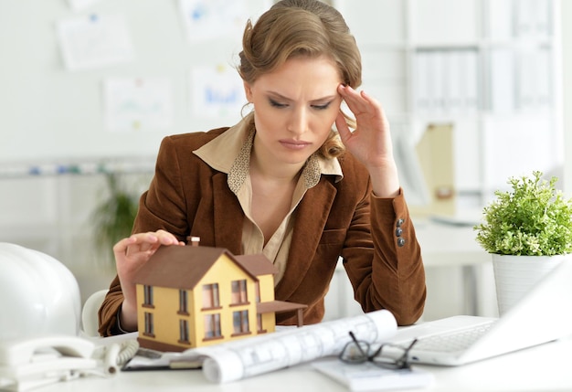 Photo portrait of young woman architect in offive