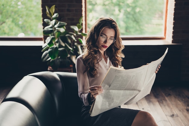 写真 オフィスでの肖像画の若い女性