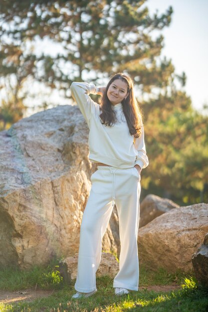 プーラグの秋の公園で夕暮れの光に若い女性の肖像画