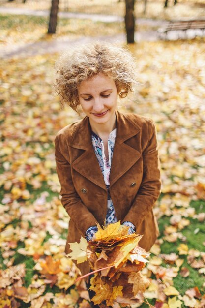 Foto ritratto di una giovane donna in autunno