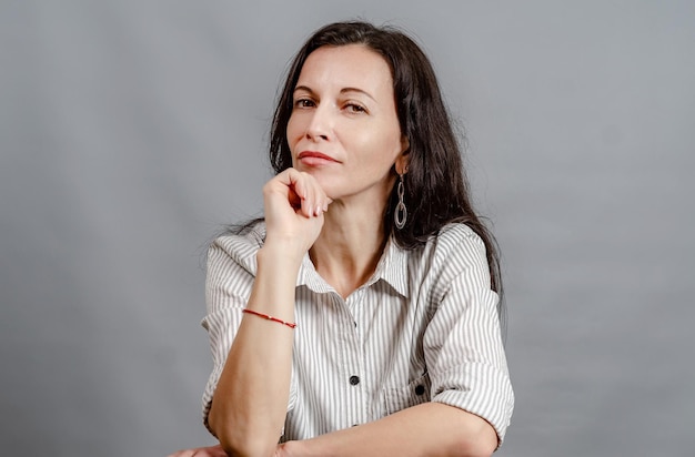 Photo portrait of young woman backed chin by hand