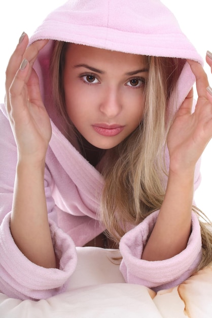 Photo portrait of young woman in bathrobe over white