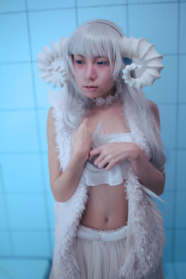 Photo portrait of young woman in bathroom