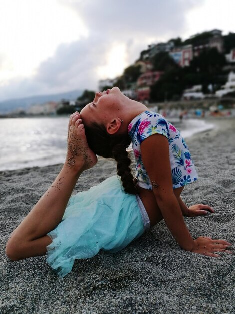 Foto ritratto di una giovane donna sulla spiaggia