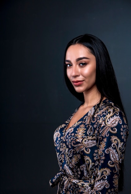 Photo portrait of a young woman on black