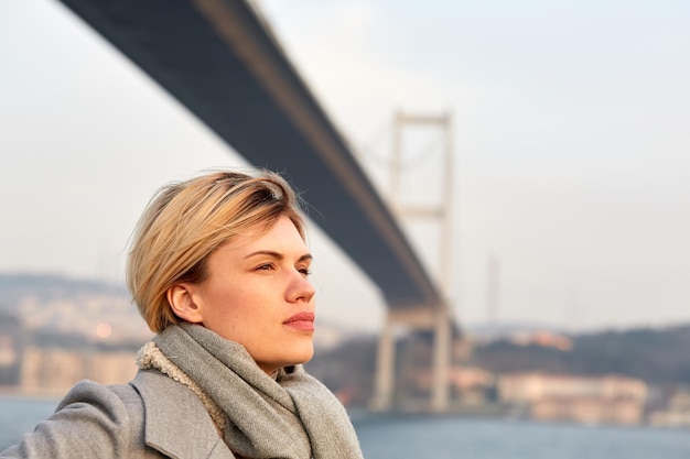 ボスポラス橋の下の若い女性の肖像画。