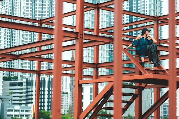 Photo portrait of young woman on built structure