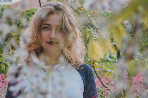 Photo portrait of young woman by plants