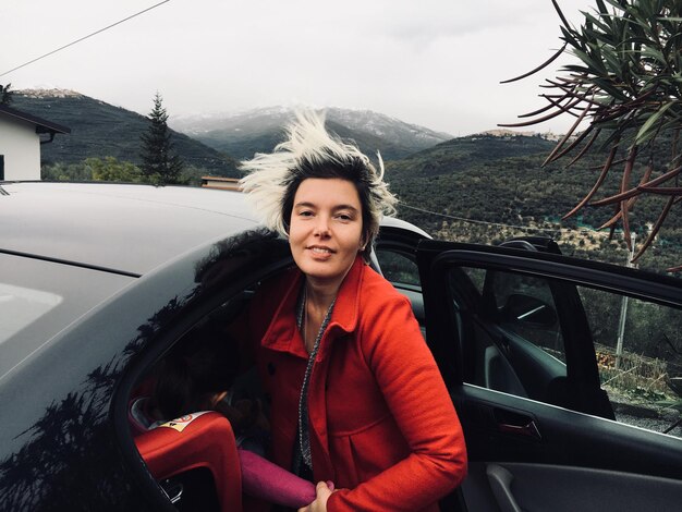 Photo portrait of young woman in car