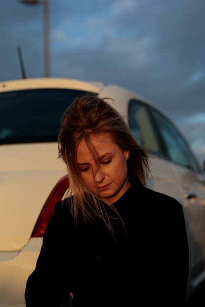 Photo portrait of young woman in car