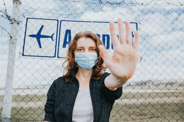 Foto ritratto di una giovane donna sulla recinzione a catena