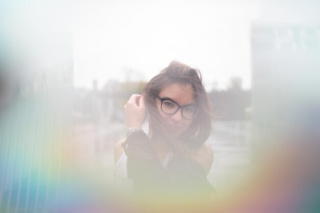 Photo portrait of young woman in city