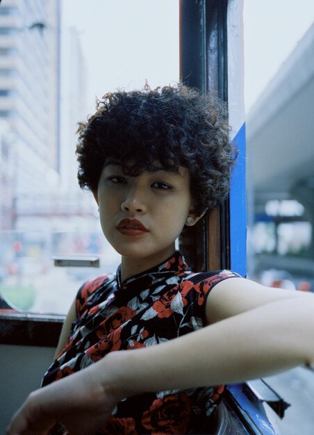 Photo portrait of young woman in city