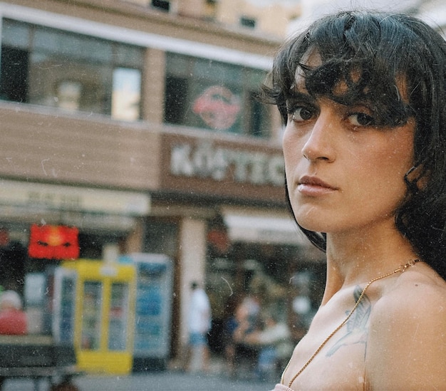 Photo portrait of young woman in city