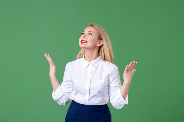 портрет молодой женщины в консервативной одежде доволен зеленой стеной урок уроки школы